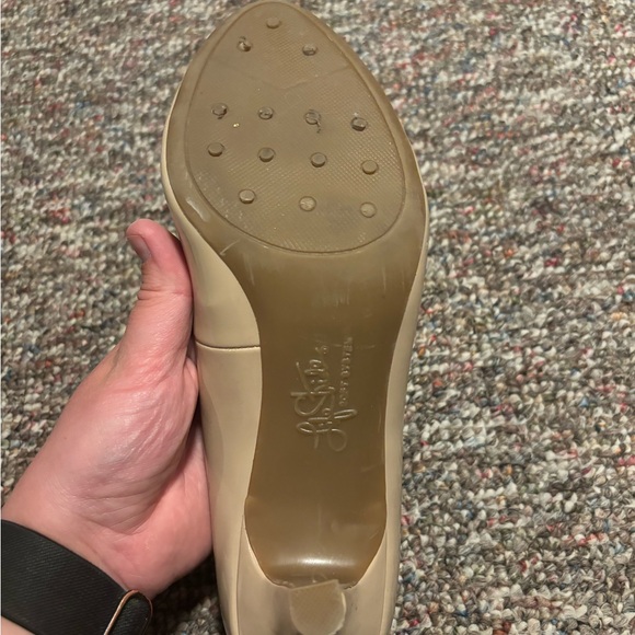Size 8.5 LifeStride Nude Heels - Picture 2 of 7
